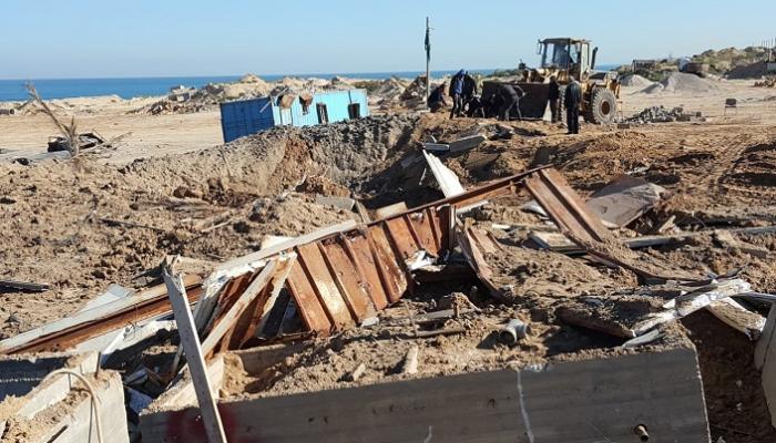 آثار غارات إسرائيلية على محيط بحر غزة