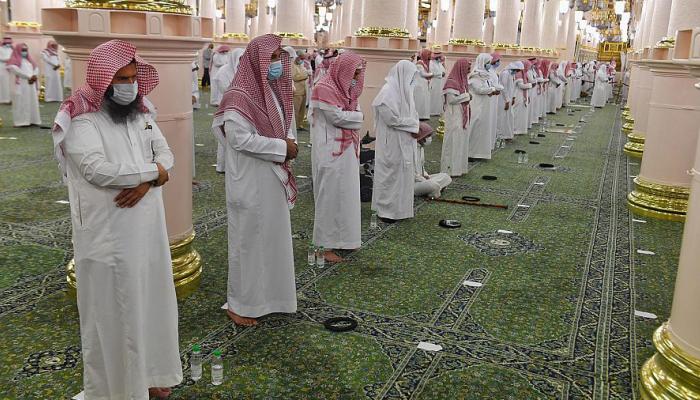 أداء صلاة القيام ليلة 27 رمضان في المسجد النبوي