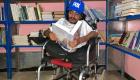 صور: سليم اليمني.. شاب يتحدى الإعاقة بالقراءة