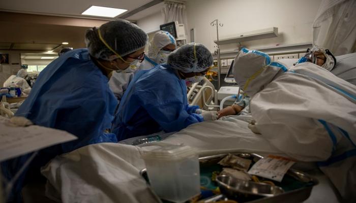أطباء يحاولون إنقاذ مريض كورونا في مستشفى بالهند