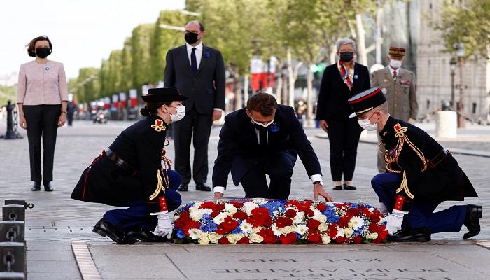 الرئيس الفرنسي يضع الزهور خلال الاحتفال