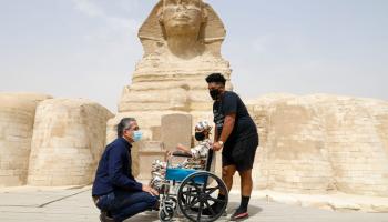 الأمريكية المصابة بالسرطان بصحبة وزير السياحة أمام أبوالهول