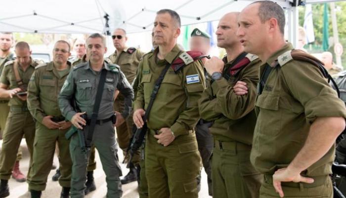 رئيس الأركان الإسرائيلي وسط عدد من قادة الجيش