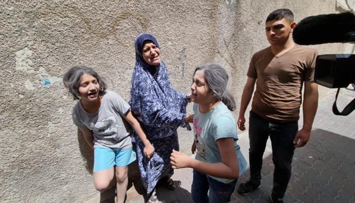 بكاء سيدة وابنتيها بعد القصف الإسرائيلي
