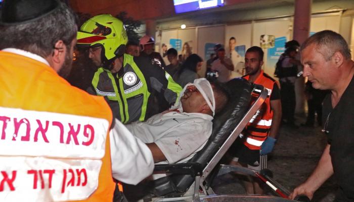 خدمات الطوارئ في إسرائيل تنقل أحد المصابين في منطقة حولون