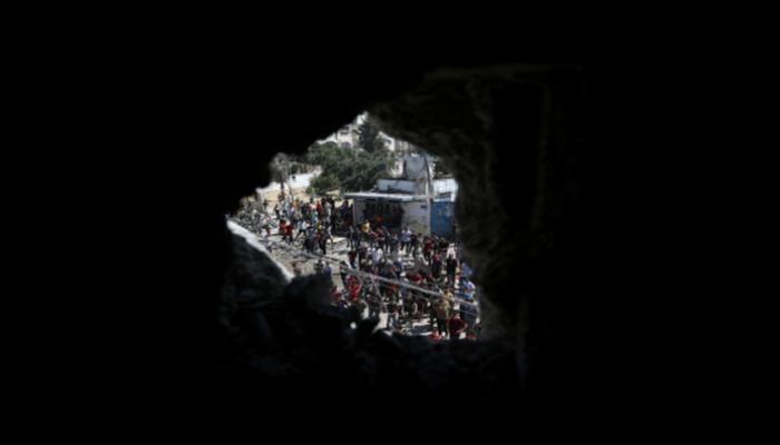 فتحة في جدار سببها سقوط صاروخ إسرائيلي على غزة