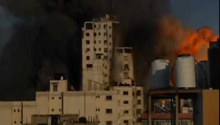 لحظة انهيار برج الشروق في غزة