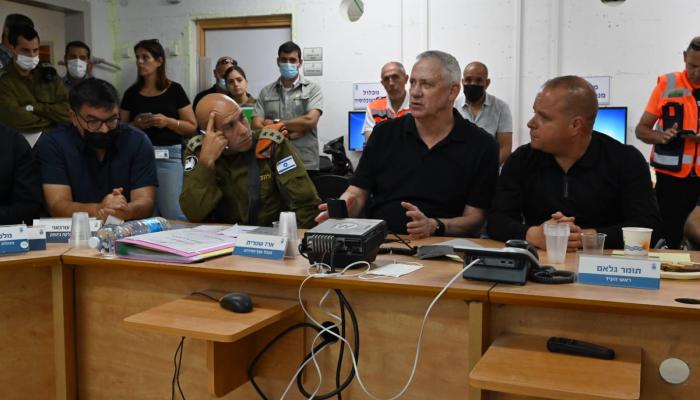 وزير الدفاع الإسرائيلي خلال لقاء مع قيادات من الجيش