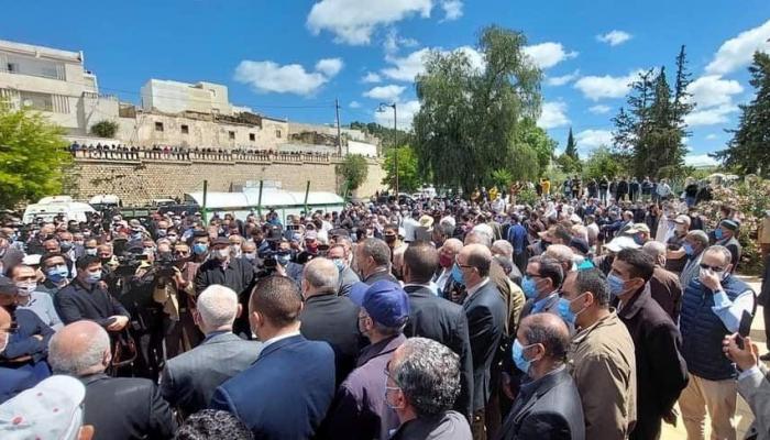 أعضاء النهضة الإخوانية بجنازة نائب عن الحركة توفي بكورونا
