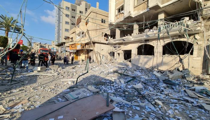 قصف غزة .. 83 قتيلا واستهداف بنك حماس