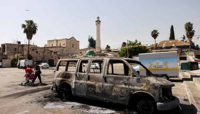 سيارة محترقة بعد مواجهات عنيفة في مدينة اللد