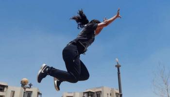 فتاة تلقي بنفسها - أرشيفية