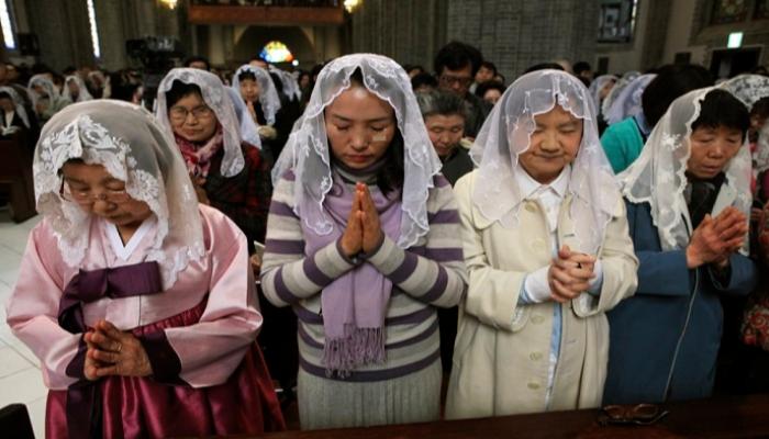 كوريون شماليون يؤدون إحدى الصلوات - أرشيفية