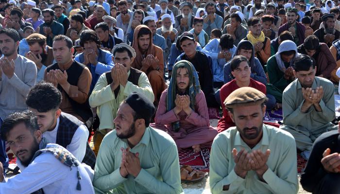 أفغان يصلون العيد في إحدى ساحات العاصمة
