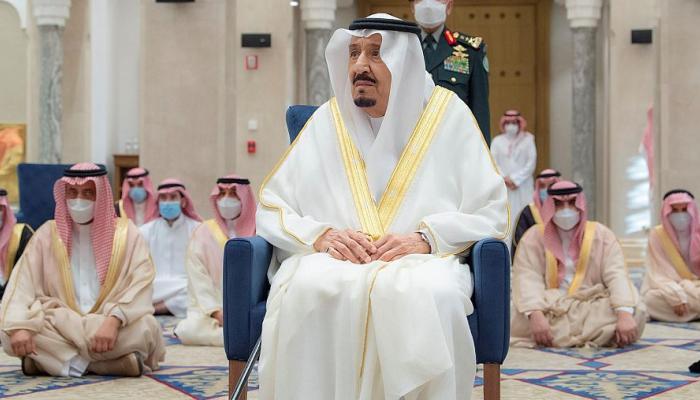 الملك سلمان بن عبدالعزيز آل سعود يؤدي صلاة العيد في نيوم