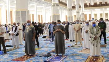 الصلاة في مساجد الجزائر بإجراءات التباعد الخاصة بكورونا - أرشيفية