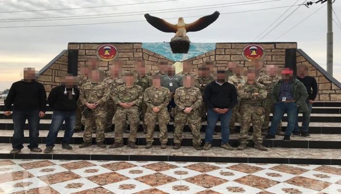 صورة تجمع عددا من الجنود البريطانيين والمترجمين العراقيين