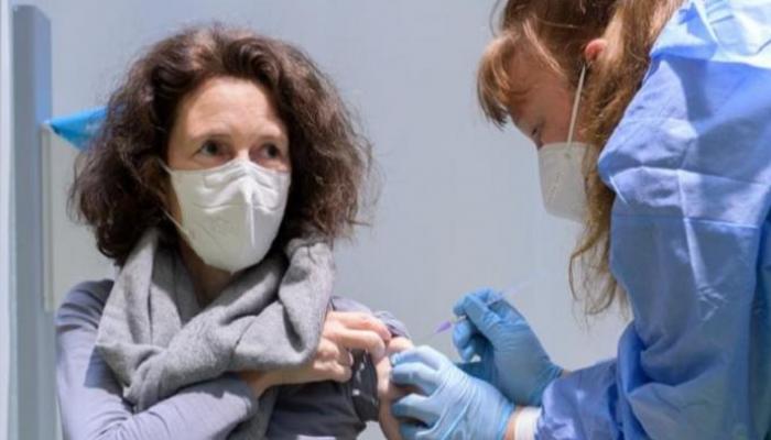 سيدة تتلقى لقاح كورونا في ألمانيا- أرشيفية