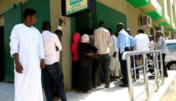سودانيون يصطفون أمام ماكينة صراف آلي- أرشيف