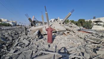 مواطن أمام بنايته المدمرة وسط قطاع غزة