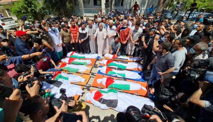 فلسطينيون يشيعون جثامين أفراد أسرتين قتلوا بغارة إسرائيلية