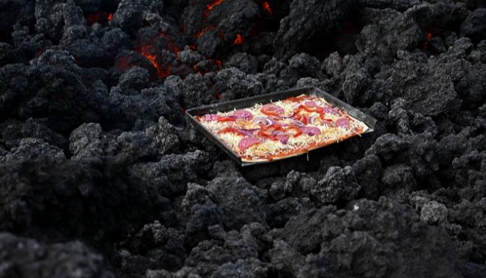 بيتزا مخبوزة في الحمم البركانية