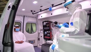 إجراء فحص كورونا داخل وحدة فحص متنقلة في الإمارات