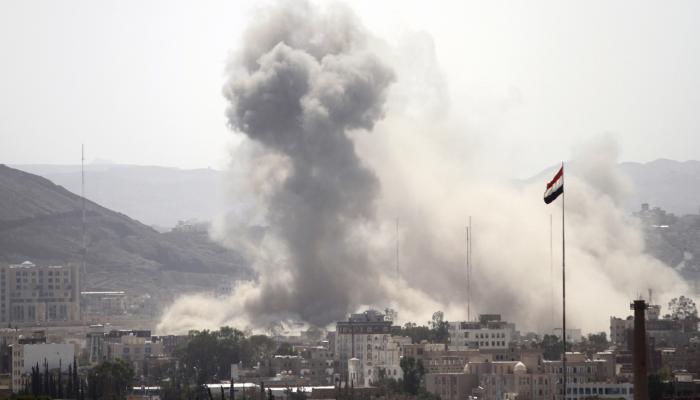 آثار أحد الانفجارات في اليمن