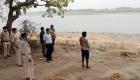 گزارش تصویری | به ساحل رسیدن اجساد کرونایی رها شده در رودخانه‌های هند