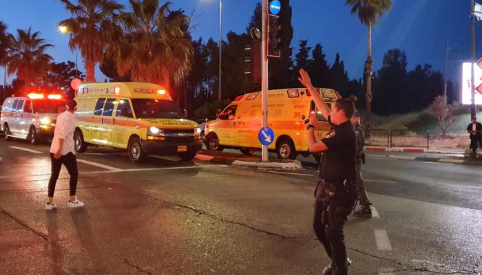 شرطية إسرائيلية بجانب سيارات إسعاف