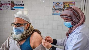 أحد المواطنين الليبيين يحصل على لقاح كورونا 