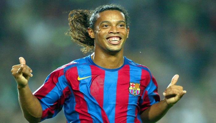 رونالدينيو نجم برشلونة ومنتخب البرازيل الأسبق