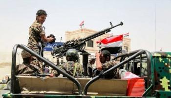 جنود للأمن اليمني على متن دورية بمدينة مأرب