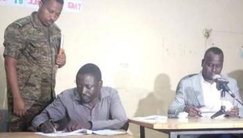 جانب من التوقيع اتفاق السلام بين الحكومة والمجموعة المسلحة
