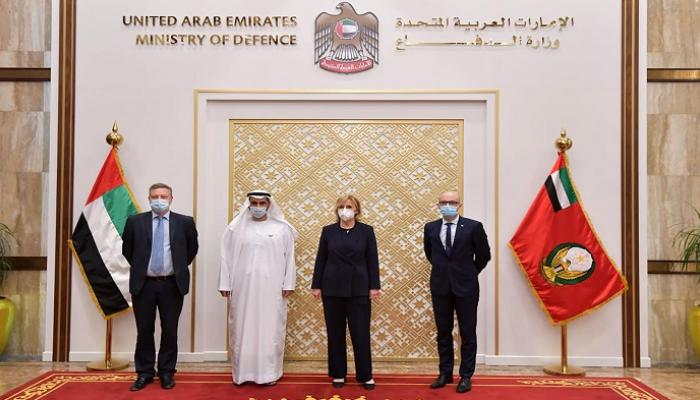 وكيل وزارة الدفاع الإماراتية مع رئيسة الوفد الفرنسي- وام