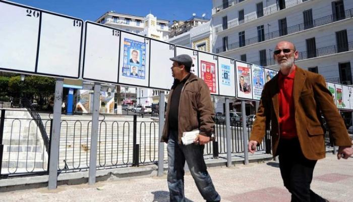 لوحات انتخابية لمرشحي الانتخابات النيابية بالجزائر