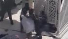 Video .. Mescid-i Haram'ın minberine izinsiz çıkmaya çalışan şahıs polis tarafından engellendi!