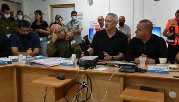 وزير الدفاع الإسرائيلي خلال لقاء مع قيادات من الجيش