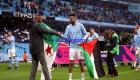 En portant les drapeaux de l'Algérie et de la Palestine… Mahrez célèbre la Premier League