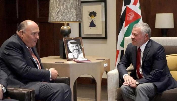 العاهل الأردني ووزير الخارجية المصري خلال لقاء سابق