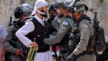 عناصر من الأمن الإسرائيلي يمنعون أحد المصلين في الأقصى