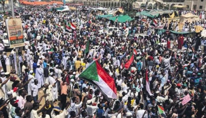 جانب من المظاهرات السودانية التي أسقطت نظام الإخوان