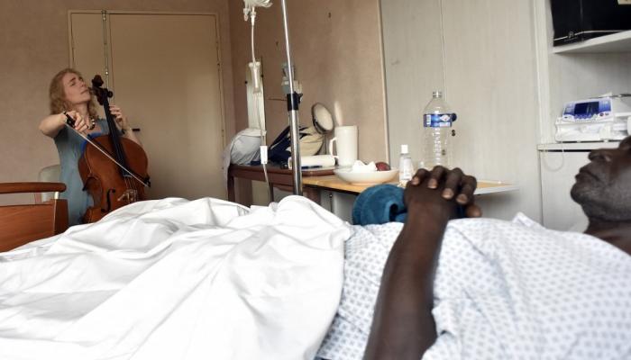 Une violoncelliste joue dans des Ehpad et dans un hôpital pour apaiser les  malades en souffrance