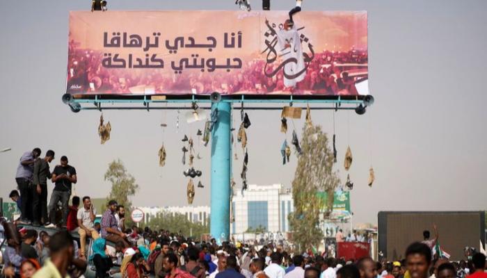 جانب من المظاهرات السودانية التي أسقطت نظام الإخوان
