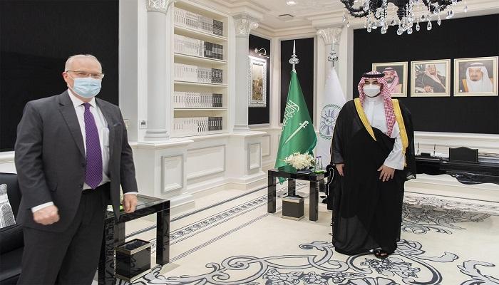 نائب وزير الدفاع السعودي خلال لقاء المبعوث الأمريكي لليمن
