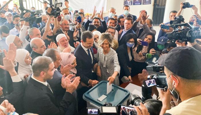 الأسد وزوجته خلال المشاركة في الانتخابات