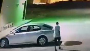 قبل لحظات من سرقة السيارة