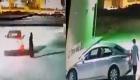 Video.. Suudi Arabistan'da içinde sahibinin de bulunduğu aracı çalma girişiminde bulunan 2 kişi tutuklandı