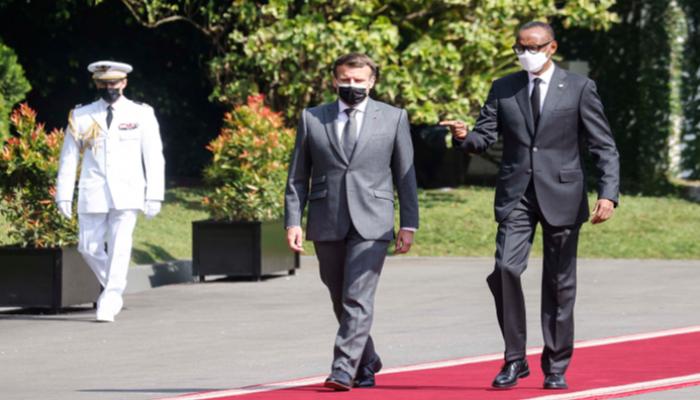 ماكرون يصل رواندا وكاجامي في استقباله 