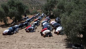 الفلسطينيون يؤدون الصلاة على أرضهم المهددة بالمصادرة
